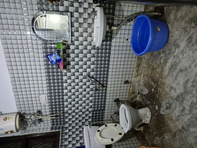 Bathroom, mayur vihar 2.5 Bedroom 750 Sq.Ft. Builder Floor In Mayur Vihar Delhi 9810588