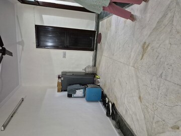 Master Bedroom in 2.5 BHK Builder Floor at Mayur Vihar – for Rent