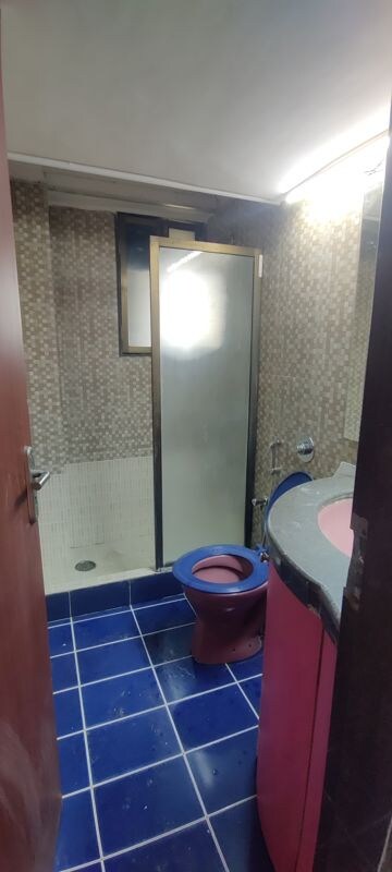 Bathroom in 6 BHK Apartment at Orchid Tower, Worli – for Rent