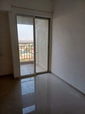 Room in 2 BHK Apartment at Mantra Insignia, Mundhwa – for Rent