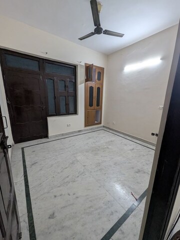 Room in 2.5 BHK Builder Floor at Ansal Plaza Sector-23, Sector 23 – for Rent