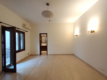 Room in 5 BHK Builder Floor at Panchsheel Park – for Rent