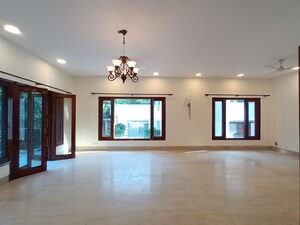 Room in 5 BHK Builder Floor at Panchsheel Park – for Rent