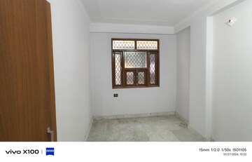 Room in 3 BHK Apartment at Shaheen Bagh – for Sale