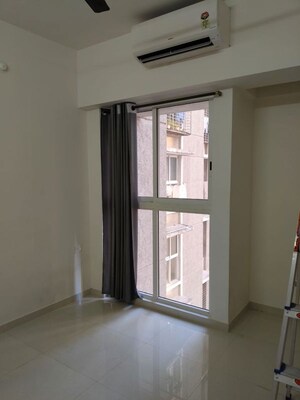 Room in 1 BHK Apartment at Lodha Amara, Kolshet Road – for Rent
