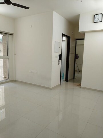 Room in 1 BHK Apartment at Lodha Amara, Kolshet Road – for Rent