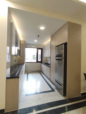 Building Lobby in 3 BHK Builder Floor at Unitech South City 1, South City 1 – for Rent