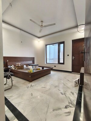 Room in 3 BHK Builder Floor at Unitech South City 1, South City 1 – for Rent