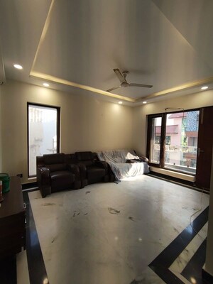 Kitchen in 3 BHK Builder Floor at Unitech South City 1, South City 1 – for Rent