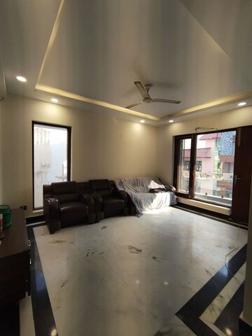 Kitchen in 3 BHK Builder Floor at Unitech South City 1, South City 1 – for Rent