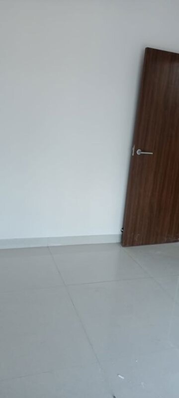 Room in 2 BHK Apartment at Bhatta Chawl, Worli – for Rent
