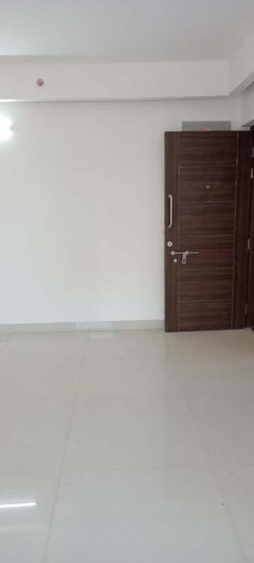Room in 2 BHK Apartment at Bhatta Chawl, Worli – for Rent