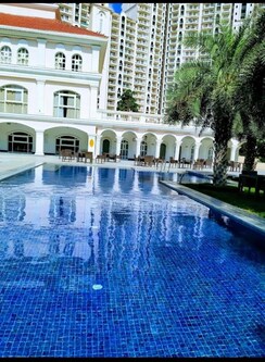 3 BHK + Pooja Room Apartment For Rent in DLF Regal Gardens