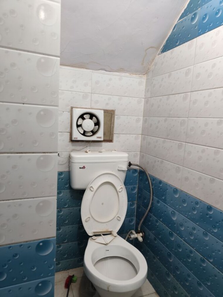 Bathroom, sarita vihar 1 Bedroom 400 Sq.Ft. Independent House In Sarita Vihar Delhi 9810838