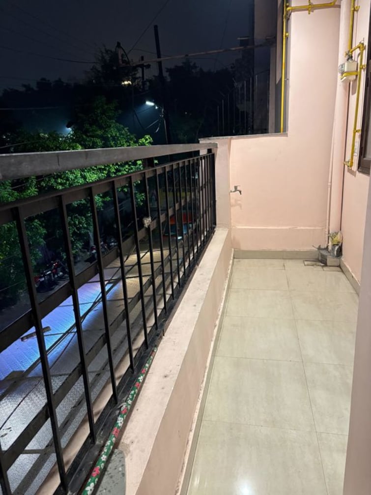Balcony, sector 12 1.5 Bedroom 950 Sq.Ft. Independent House In Sector 12 Noida 9810900