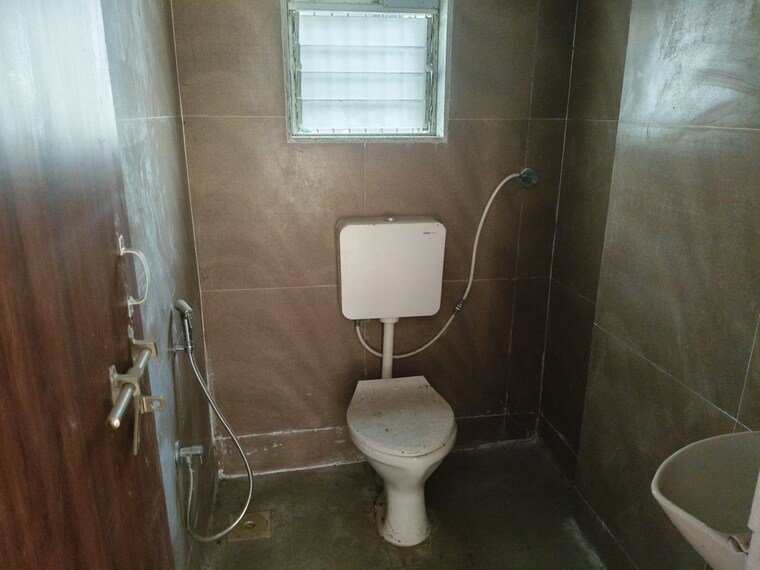 Bathroom, romell-vasanthi Commercial Shop 1000 Sq.Ft. In Mulund East Mumbai 9810902