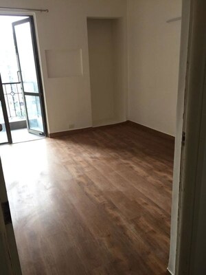 Room in 3 BHK Apartment at Umang Summer Palms, Sector 86 – for Rent