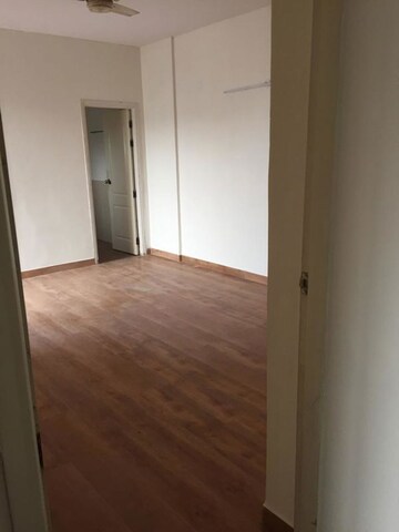 Room in 3 BHK Apartment at Umang Summer Palms, Sector 86 – for Rent