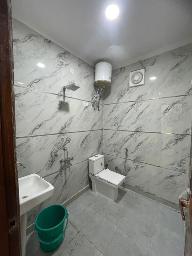 Bathroom, govindpuri 3 Bedroom 950 Sq.Ft. Builder Floor In Govindpuri Delhi 9810952