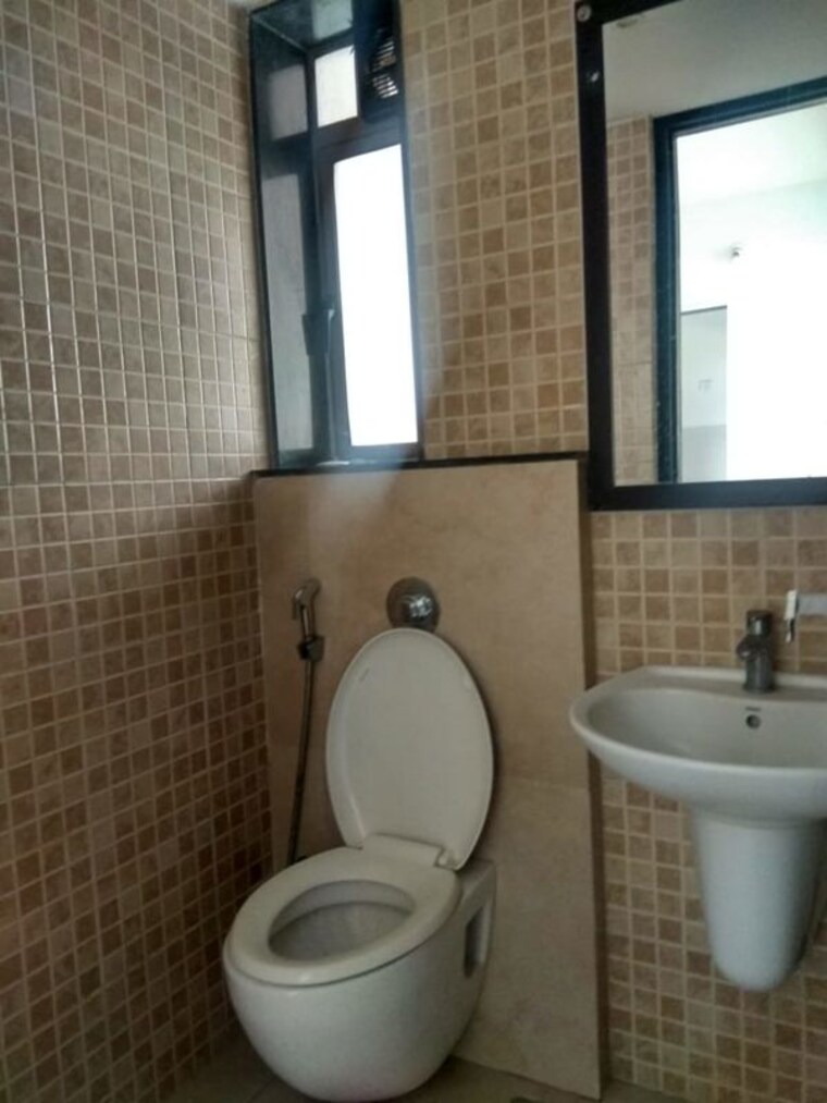 Bathroom, lodha-splendora 3 Bedroom 1123 Sq.Ft. Apartment In Ghodbunder Road Thane 9810954