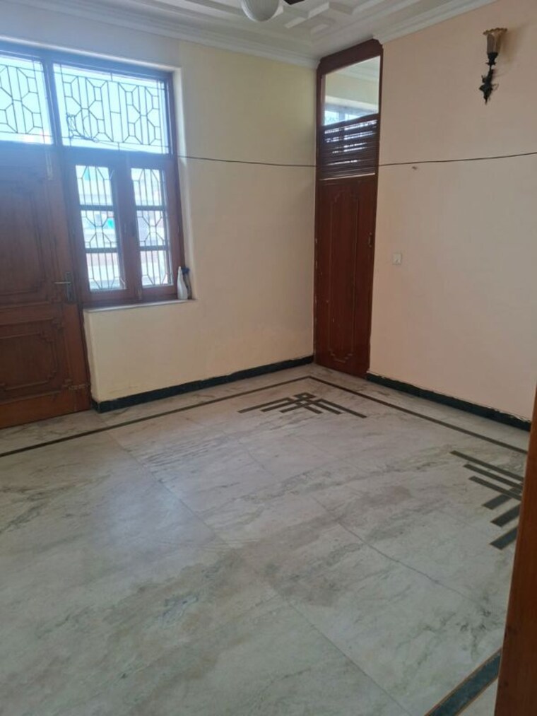 Room, sector 26 6+ Bedroom 288 Sq.Mt. Villa In Sector 26 Noida 9810964