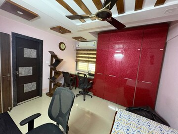 Room in 3 BHK Apartment at Mvp Colony – for Rent