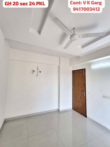 Room in 3 BHK Apartment at Green Valley Residencia, Ghazipur – for Rent