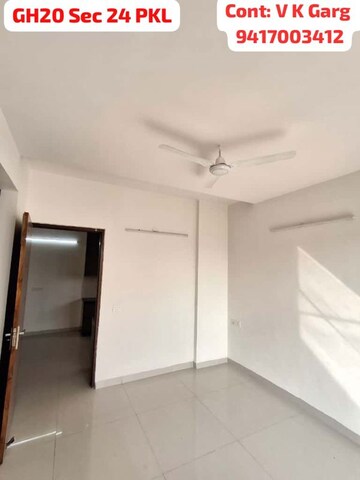 Room in 3 BHK Apartment at Green Valley Residencia, Ghazipur – for Rent
