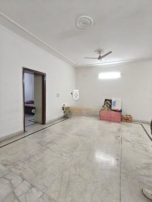 Room in 3 BHK Builder Floor at Sector 40 – for Rent