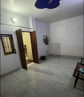Room in 2 BHK Apartment at Hazratganj – for Rent