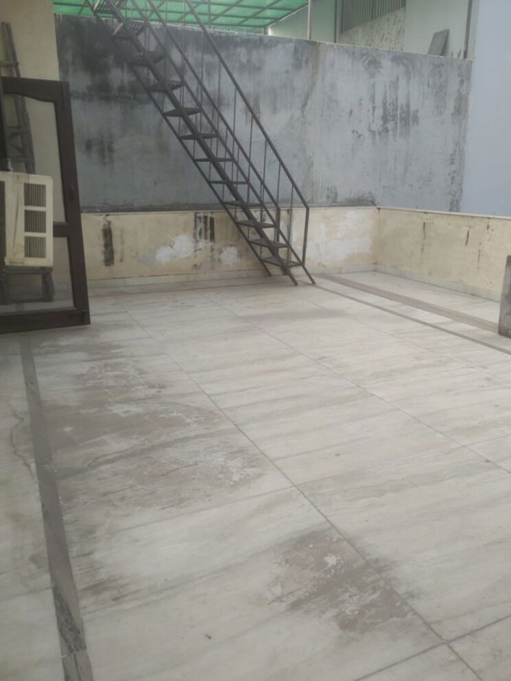 Room, sector 23 2 Bedroom 1950 Sq.Ft. Independent House In Sector 23 Noida 9811096