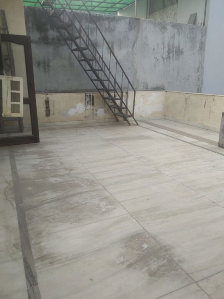 Room, sector 23 2 Bedroom 1950 Sq.Ft. Independent House In Sector 23 Noida 9811096