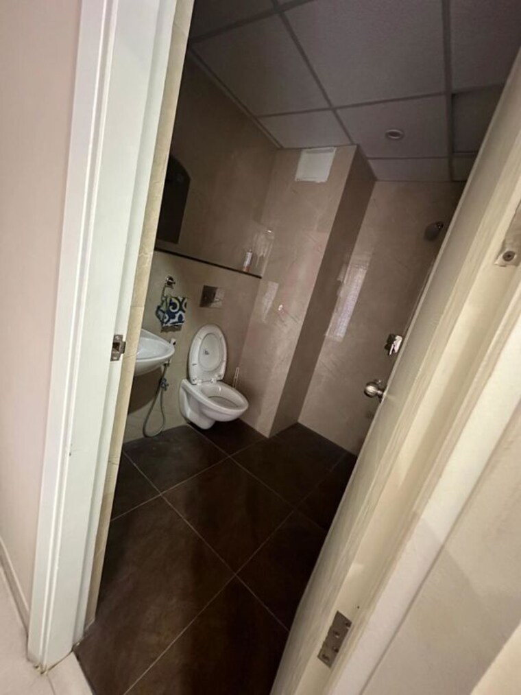 Bathroom, skylar-homes 3 Bedroom 1800 Sq.Ft. Apartment In Patiala Road Zirakpur 9811103