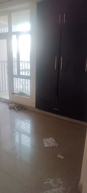 Room in 2 BHK Apartment at Gaur City 6th Avenue, Sector 4 Greater Noida – for Rent