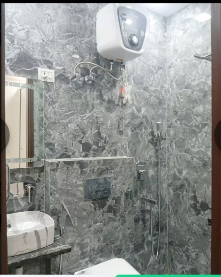 Bathroom, kirti nagar 2.5 Bedroom 950 Sq.Ft. Builder Floor In Kirti Nagar Delhi 9811174