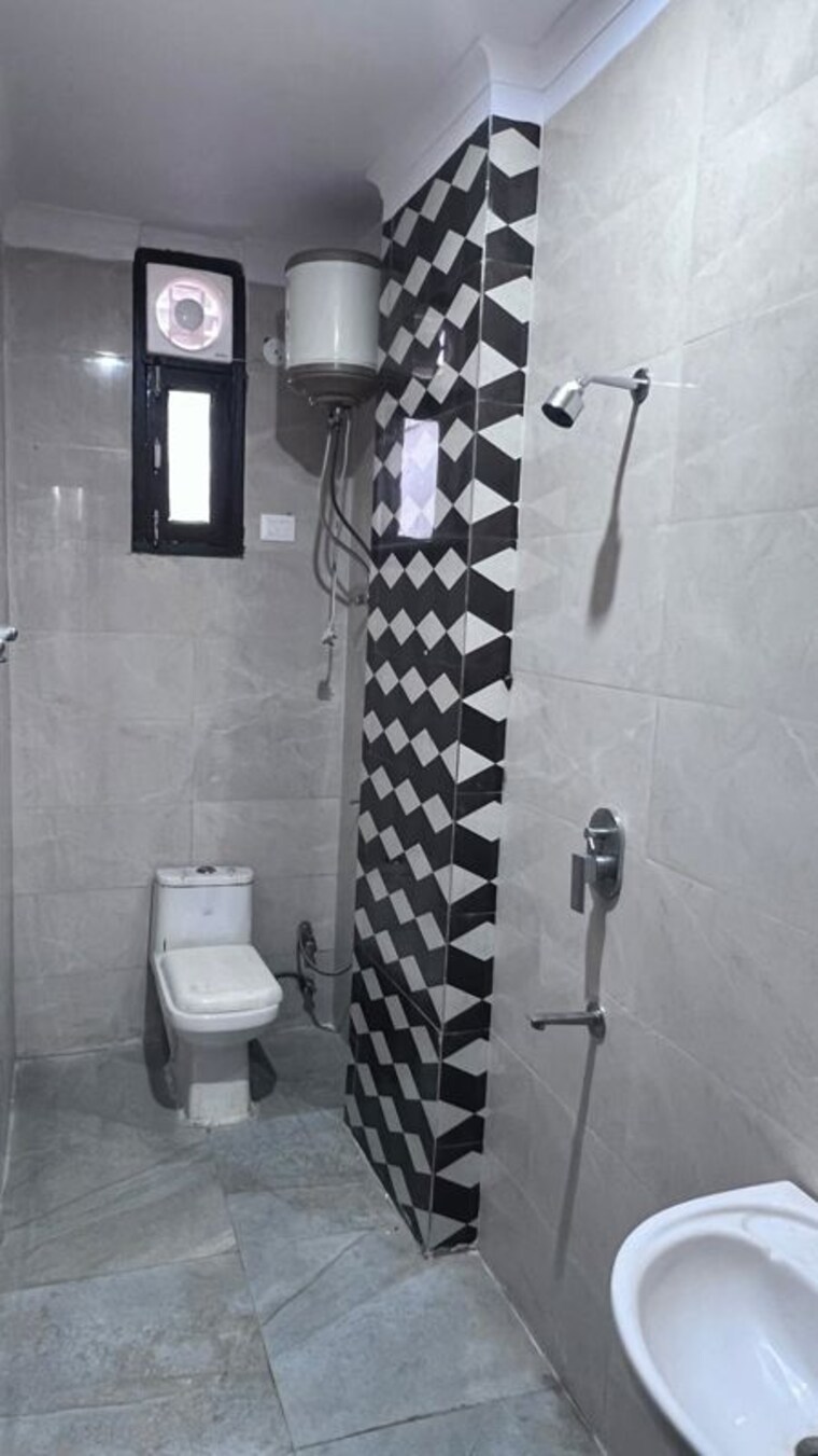 Bathroom, raj nagar 3 Bedroom 95 Sq.Yd. Builder Floor In Raj Nagar Delhi 9811078