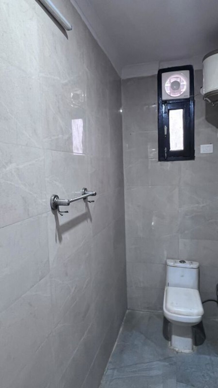 Bathroom, raj nagar 3 Bedroom 95 Sq.Yd. Builder Floor In Raj Nagar Delhi 9811078