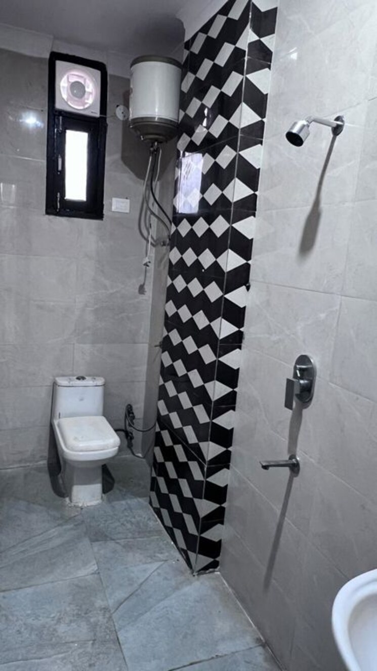Bathroom, raj nagar 3 Bedroom 95 Sq.Yd. Builder Floor In Raj Nagar Delhi 9811078