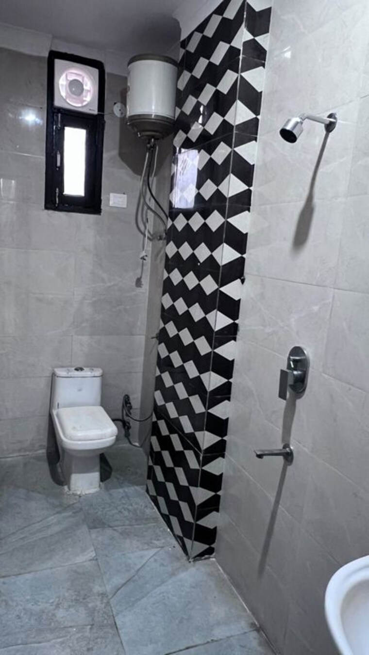 Bathroom, raj nagar 3 Bedroom 95 Sq.Yd. Builder Floor In Raj Nagar Delhi 9811078