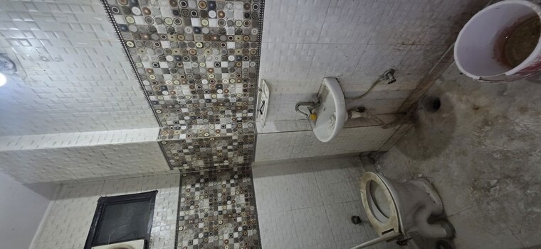 Bathroom, vishwas park 1 Bedroom 40 Sq.Yd. Builder Floor In Vishwas Park Delhi 9811227