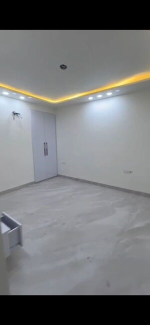 Room in 3 BHK Apartment at Pitampura – for Sale