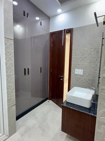 Room in 6+ BHK Builder Floor at Green Park – for Rent