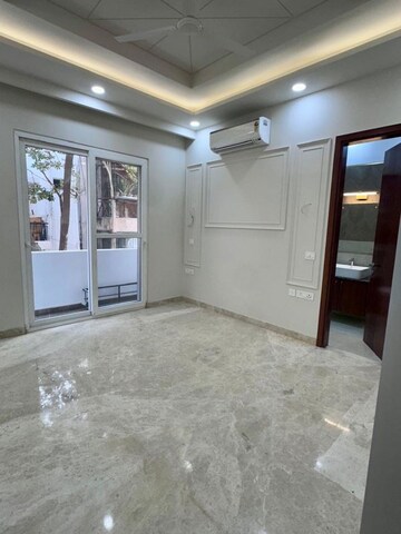 Room in 6+ BHK Builder Floor at Green Park – for Rent