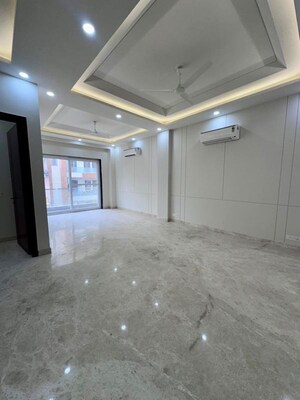 Room in 6+ BHK Builder Floor at Green Park – for Rent