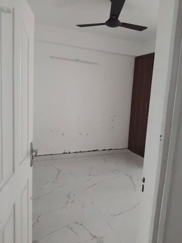 Room in 3 BHK Builder Floor at Sector 77 – for Rent