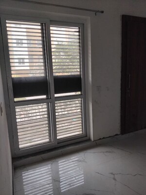 Room in 3 BHK Builder Floor at Sector 77 – for Rent