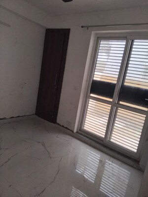 Room in 3 BHK Builder Floor at Sector 77 – for Rent