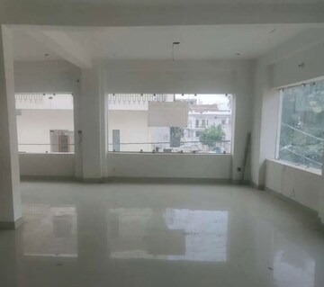 Parking in  Showroom at Hazratganj – for Rent