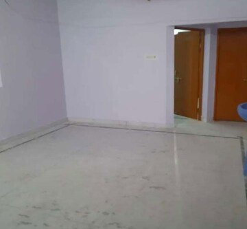 Room in  Showroom at Hazratganj – for Rent