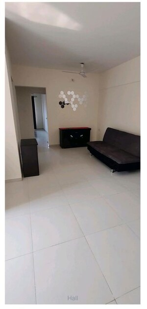 Room in 2.5 BHK Apartment at Sheth Tiara, Wakad – for Rent